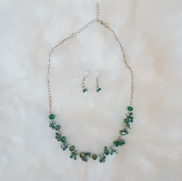 🆕‎ Silver & Iridescent Green Crystal Necklace Set - Picture 2 of 5